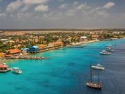 ABC-Inseln: Drei Inseln, drei Welten ABC Inseln - Die Insel Bonaire. Küste mit Hellblauem Wasser