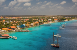 ABC-Inseln: Drei Inseln, drei Welten ABC Inseln - Die Insel Bonaire. Küste mit Hellblauem Wasser