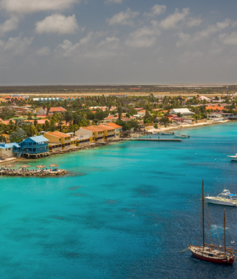 ABC-Inseln: Drei Inseln, drei Welten ABC Inseln - Die Insel Bonaire. Küste mit Hellblauem Wasser