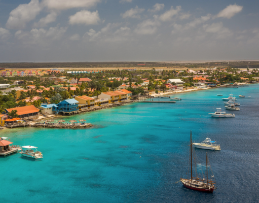 ABC-Inseln: Drei Inseln, drei Welten ABC Inseln - Die Insel Bonaire. Küste mit Hellblauem Wasser
