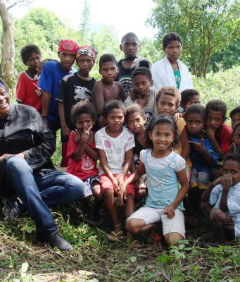 MAMA – EARTH! Wenn Müll zu Schulstühlen wird Philippinische Kinder mama earth foundation