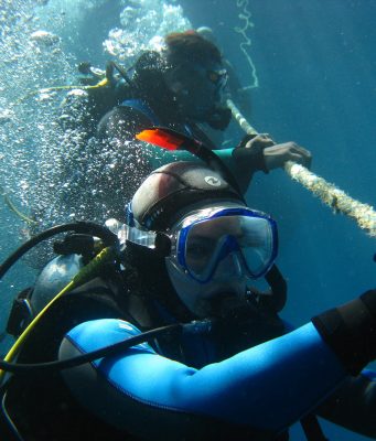 Tauchsicherheit: Zwischen Theorie und Realität Tauchsicherheit- zwei Taucher an einem seil unter Wasser im Neopren Anzug